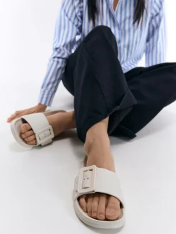 GATE Gumowe klapki z klamrą| Buty