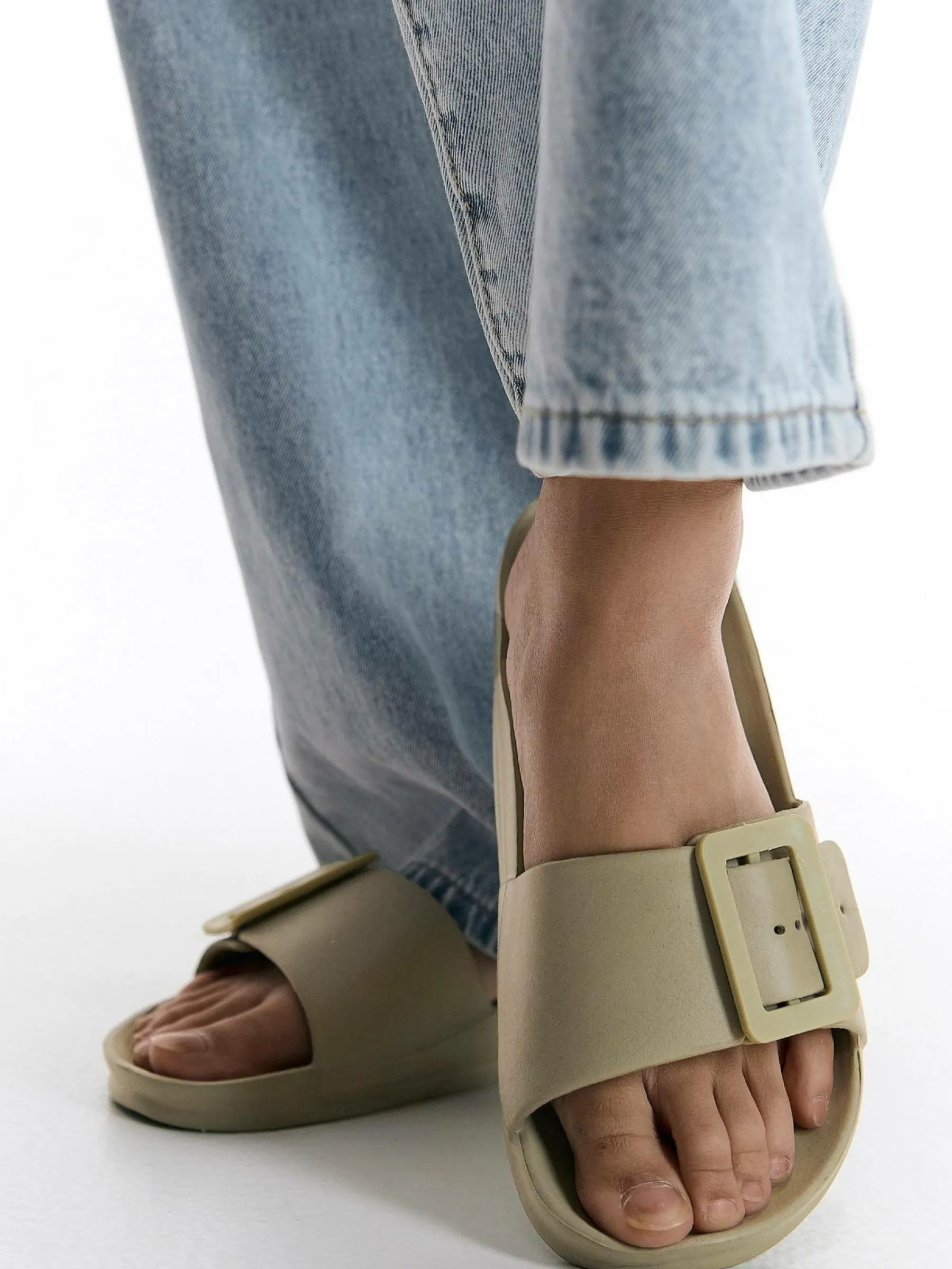 GATE Gumowe klapki z klamrą| Buty