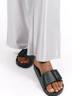 GATE Gumowe klapki z klamrą| Buty