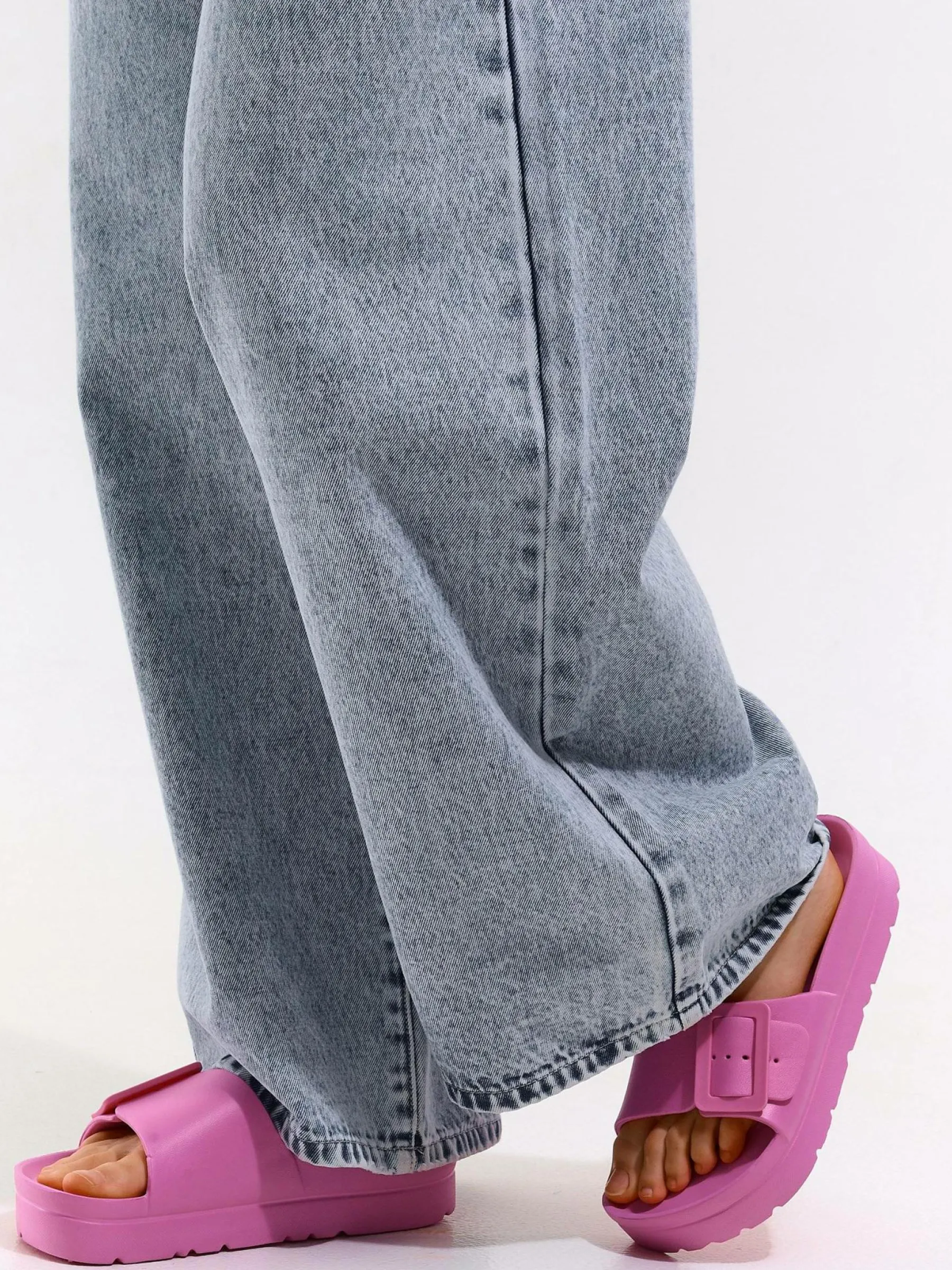 GATE Gumowe klapki z klamrą na platformie| Buty