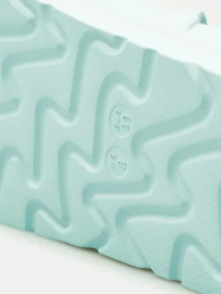 GATE Gumowe klapki z klamrą na platformie| Buty