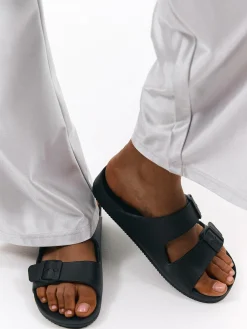 GATE Gumowe klapki z podwójną klamrą| Buty