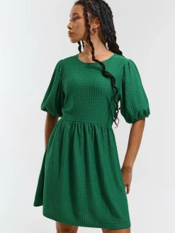 GATE Krótka sukienka z bufiastymi rękawami| Kategorie·Sukienki