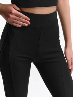 GATE Prążkowane legginsy z asymetrycznymi przeszyciami| Spodnie·Legginsy